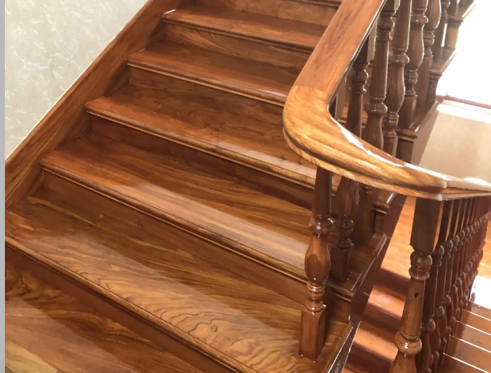 實(shí)木樓梯定做價(jià)格咋算？避開預(yù)算超支與落地難題