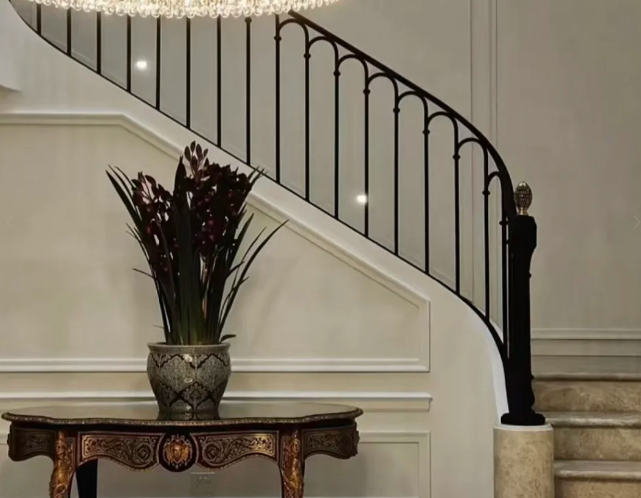 太哲裝飾造型解決鐵藝護(hù)欄樓梯落地難題