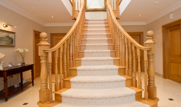 實(shí)木樓梯價格多少？3個因素幫你把控預(yù)算不超支