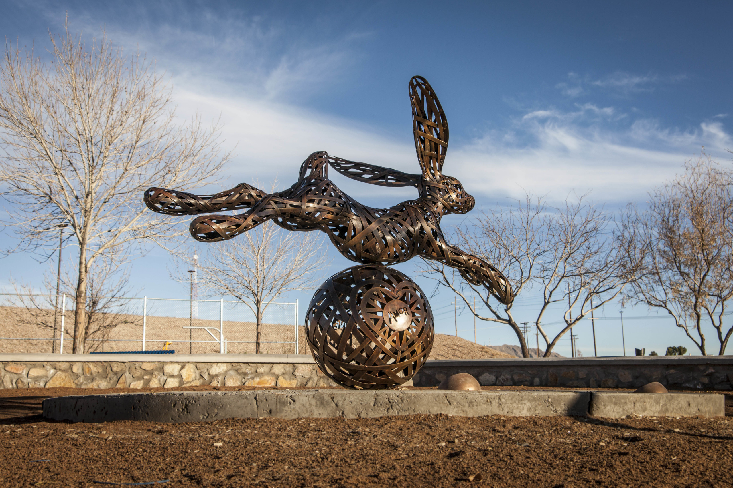 鋼條編制大兔子 鋼條編制大兔子